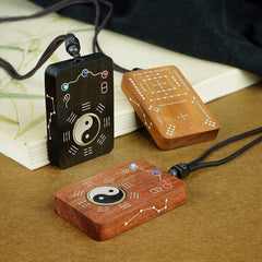 Yin-Yang-Amulett: Taoistischer Talisman-Anhänger aus Ebenholz und Silber mit Einlagen