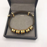 Armonía y suerte: Pulsera de oro negro y arena con cinco elementos