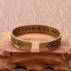 Bracelet de guérison tibétain en cuivre et laiton avec mantra Mahāpratisarā sanskrit