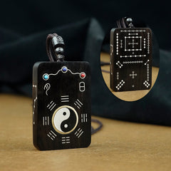 Yin-Yang-Amulett: Taoistischer Talisman-Anhänger aus Ebenholz und Silber mit Einlagen