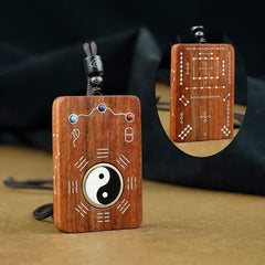 Yin-Yang-Amulett: Taoistischer Talisman-Anhänger aus Ebenholz und Silber mit Einlagen