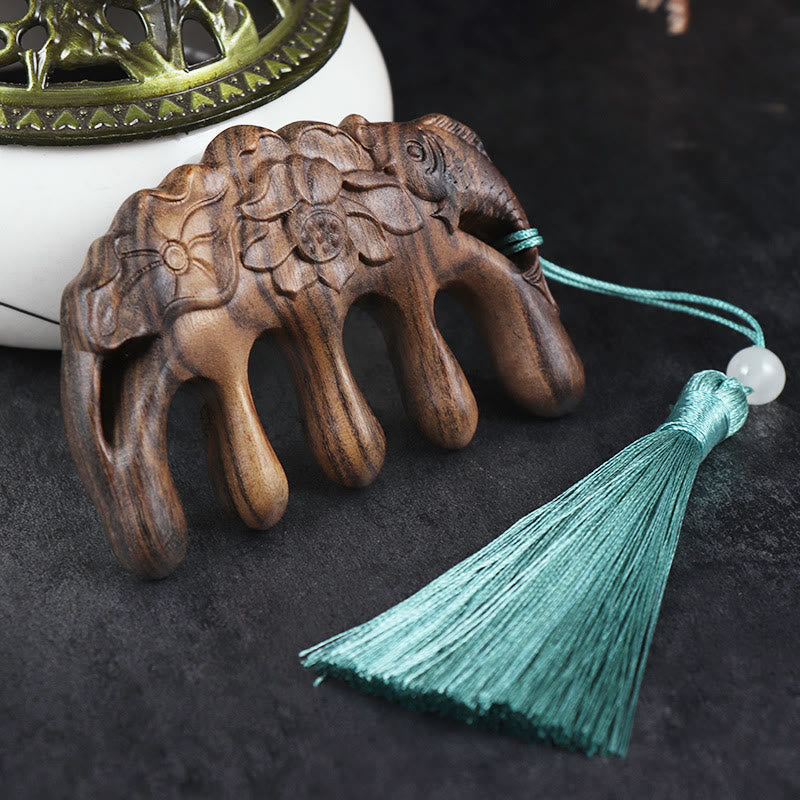Peigne à pompon apaisant gravé en bois de santal vert, fleurs de prunier, lotus, poisson koï